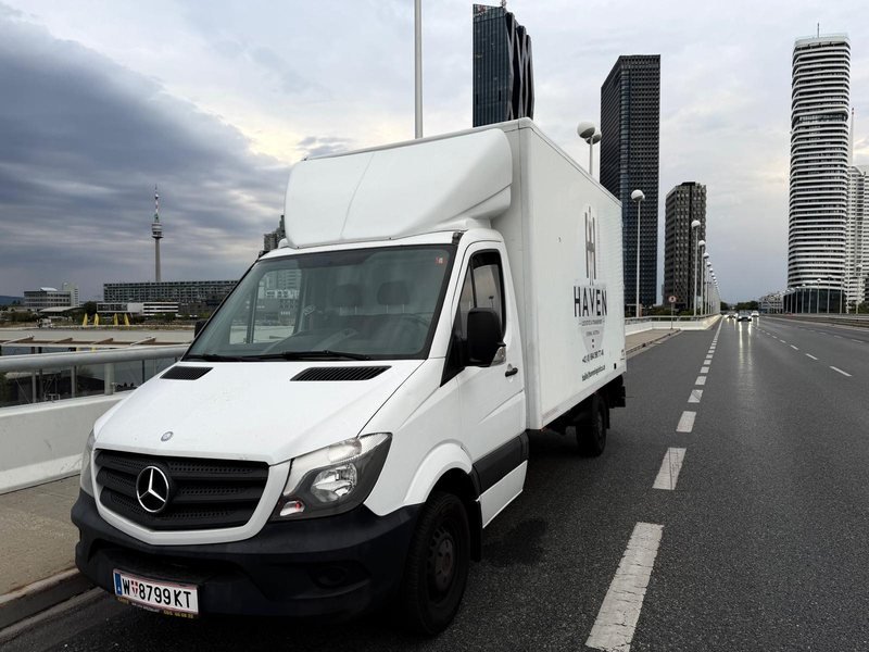 Der HAVEN-Sprinter von vorne, auf einer Wiener Brücke.