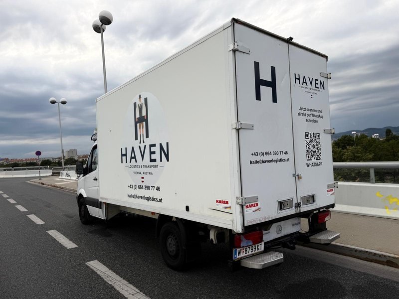 Der HAVEN-Sprinter von hinten, mit Kontaktangaben auf den Hecktüren.
