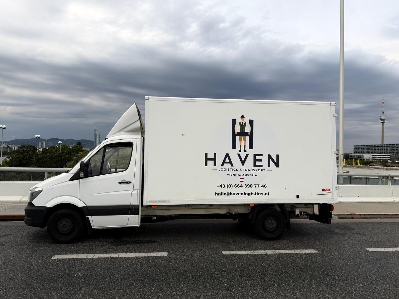 Seitenansicht des HAVEN Mercedes-Benz Sprinter mit HAVEN-Beschriftung auf dem Koffer-Aufbau.