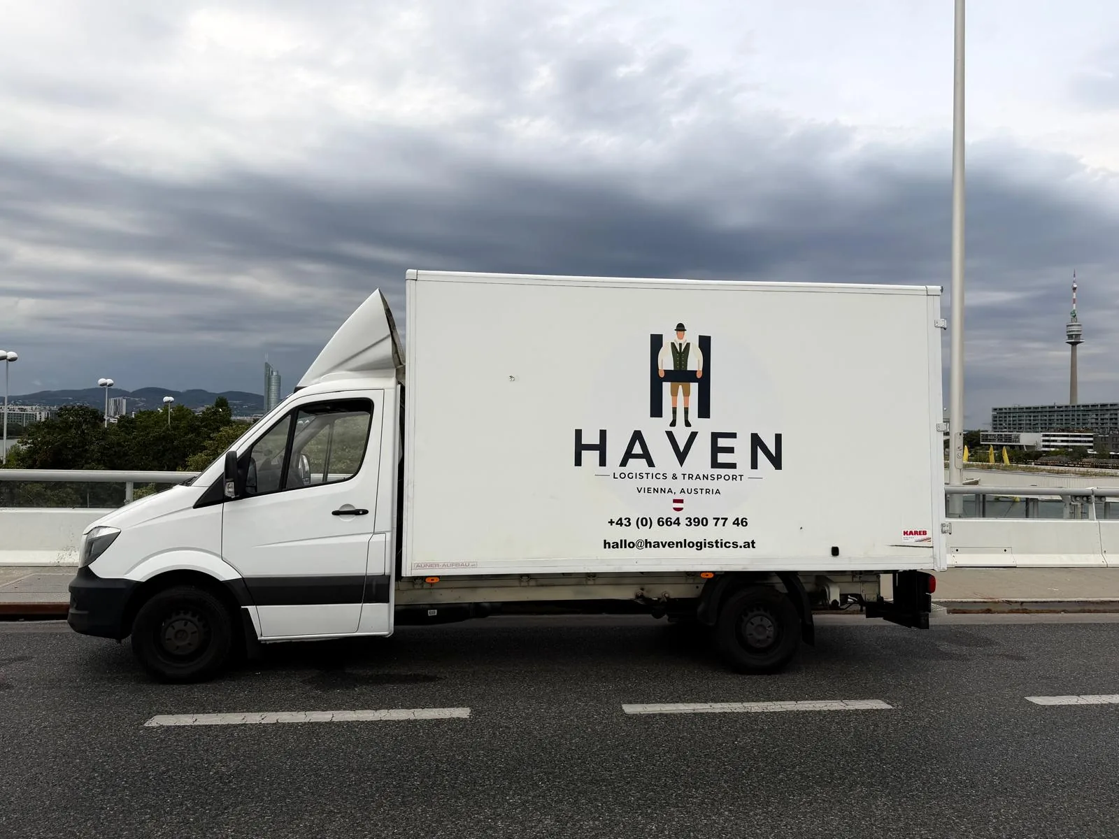 Seitenansicht des HAVEN Mercedes-Benz Sprinter mit HAVEN-Beschriftung auf dem Koffer-Aufbau.